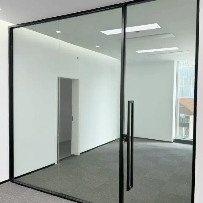 Qu’est-ce qui rend le verre des portes et fenêtres essentiel pour les bâtiments modernes ?